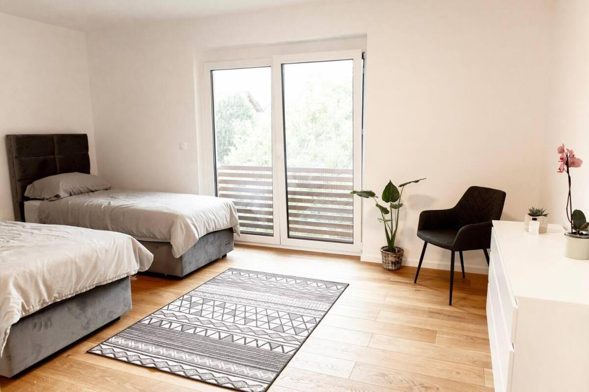 Aura Apartments Жировница Экстерьер фото