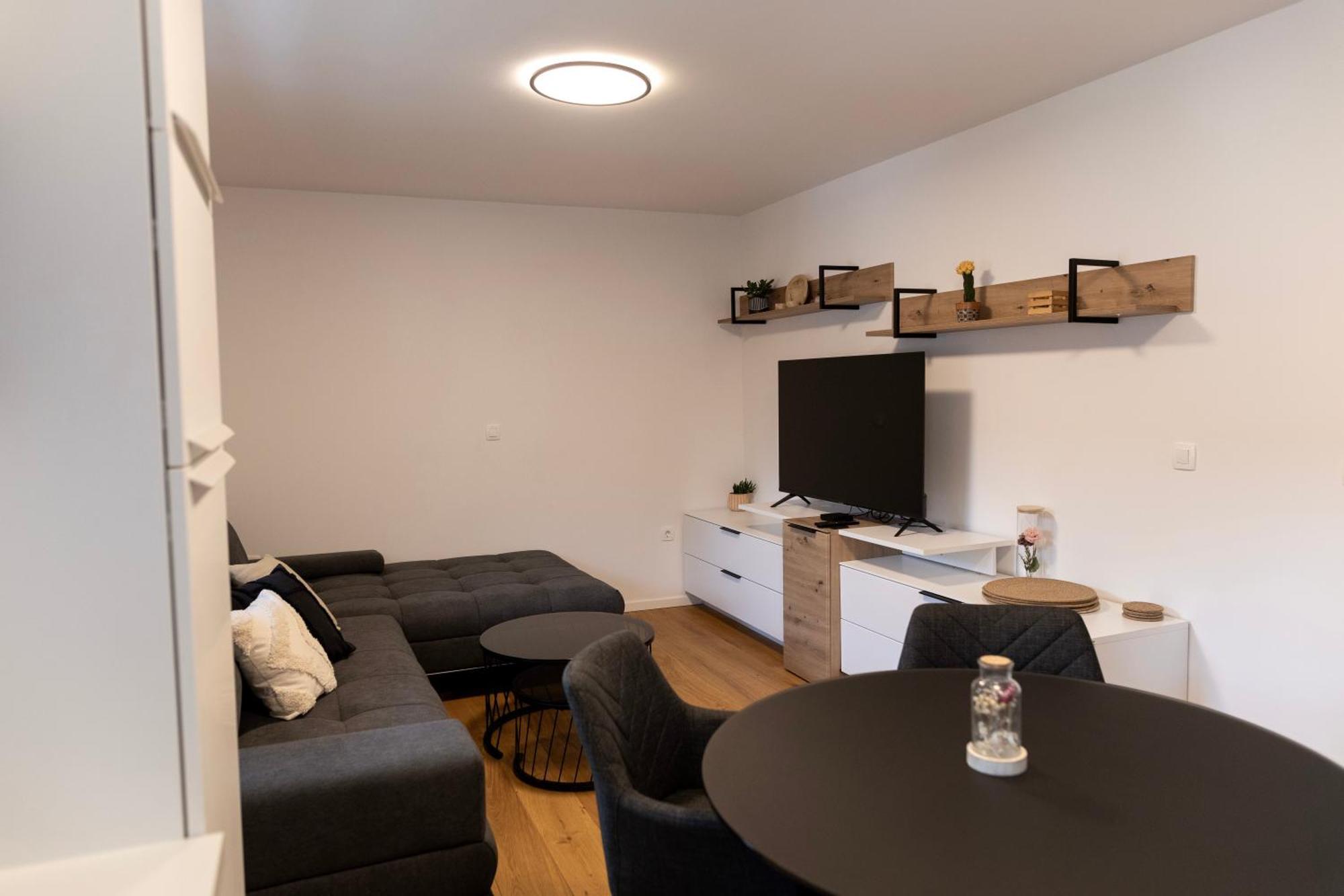 Aura Apartments Жировница Экстерьер фото